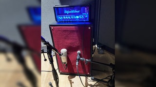 Gitarrenverstärker mit Mikrofonierung, blau beleuchtet
