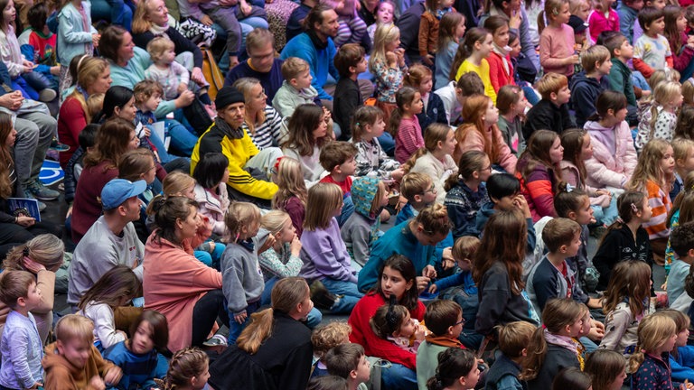 Kinder im Publikum des Live-Kinderhörspiels "Der Vogel Kakapo"