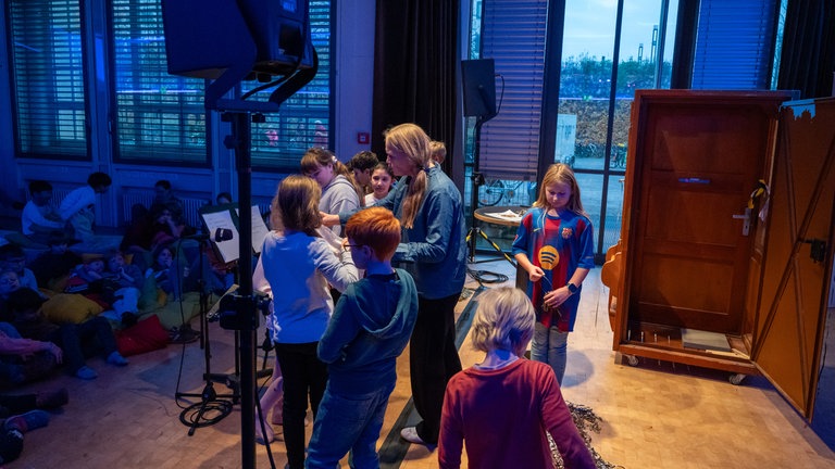 Kirstin Petri mit den Darstellern des Spielraum-Hörspiels