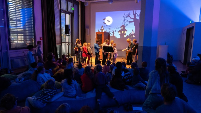 Kristin Petri und die Kinder auf der Bühne der Spielraumaufführung