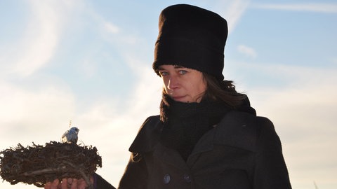 Ulrike Janssen mit Vogelnest in der Hand