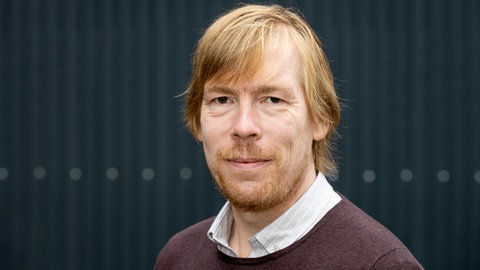 Hannes Seidl vor den Donauhallen in Donaueschingen