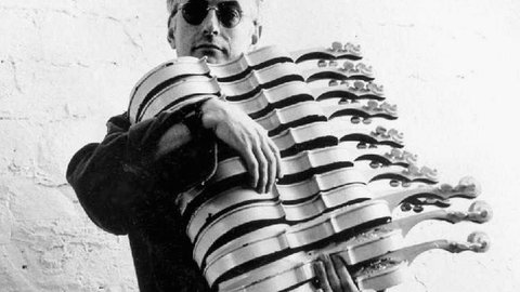 Jon Rose mit Geigen im Arm