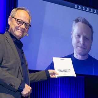 Kai Gniffke, Intendant des SWR, überreicht per Videoschalte die Urkunde an den Karl-Sczuka-Preisträger 2023 Martin Brandlmayr