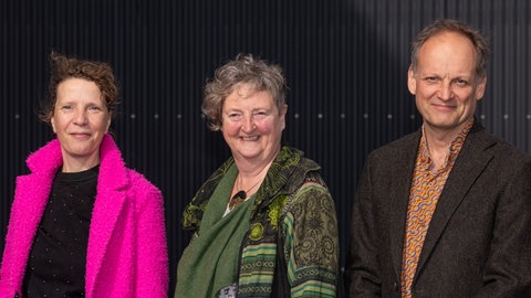 Foto der Karl-Sczuka-Preisträger*innen 2025 vor den Donauhallen in Donaueschingen