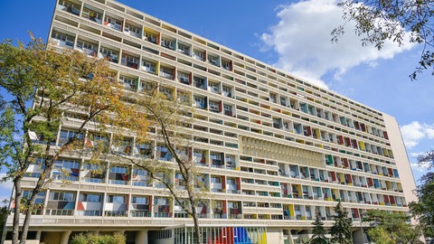 Der Berliner Wohnkomplex, das „Corbusierhaus“ verfügt über 530 Wohnungen. Das Hochhaus ist 52,94 Meter hoch, 141,20 Meter lang und 22,96 Meter breit