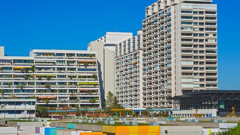 In 1972 für die Olympische Spiele errichtet, stellt das Olympische Dorf in München gut die Vision von Le Corbusier dar: Eine Stadt in der Stadt. Das Konzept erweist sich als nachhaltig, denn heute leben dort gut 7000 Menschen.