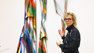 Katharina Grosse vor einem ihrer Kunstwerke