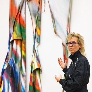 Katharina Grosse vor einem ihrer Kunstwerke