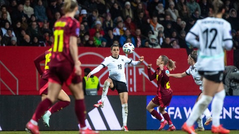Julia Hickelsberger (Oesterreich, #18) im Zweikampf mit Elisa Senß (Deutschland, #20).