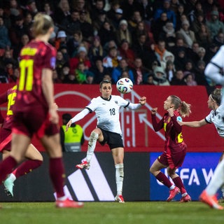 Julia Hickelsberger (Oesterreich, #18) im Zweikampf mit Elisa Senß (Deutschland, #20).