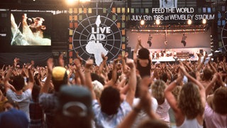 Die Fans jubeln während des Auftritts von "Queen"-Sänger Freddie Mercury beim Live Aid-Konzert. Das größte Rockkonzert aller Zeiten, organisiert von dem irischen Musiker Bob Geldof, fand am 13. und 14.7.1985 gleichzeitig in London und PhiladelphiaUSA sta