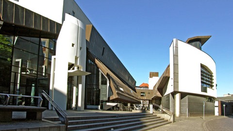 Das Oberverwaltungsgericht hat entschieden: Die Stadtbibliothek Münster muss die Warnhinweise in zwei Büchern mit umstrittenen Inhalten entfernen.