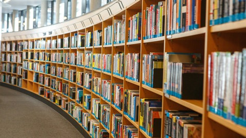 Der Bildungsauftrag der Stadtbiliotheken umfasst Leseförderung, Sprachförderung und Medienkompetenz, sagt Heike PFlunger, Vorsitzende vom Verband der Bibliotheken des Landes Nordrhein-Westfalen e. V.