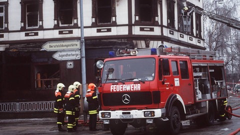 Feuerwehreinsatz bei einem Brandanschlag auf eine Unterkunft für Geflüchtete in Lübeck, 18.01.1996