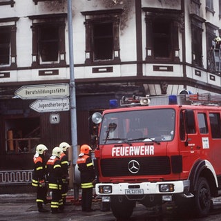 Feuerwehreinsatz bei einem Brandanschlag auf eine Unterkunft für Geflüchtete in Lübeck, 18.01.1996