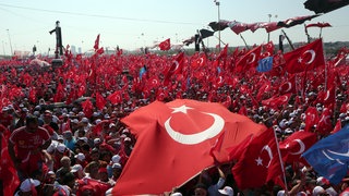 Massenversammlung gegen den gescheiterten Militärputsch in Istanbul