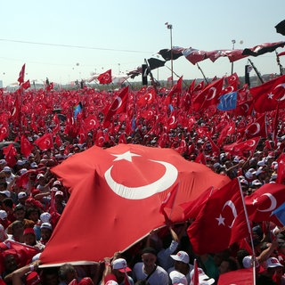 Massenversammlung gegen den gescheiterten Militärputsch in Istanbul