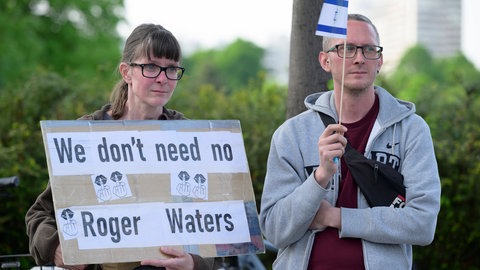 Menschen mit Schild
