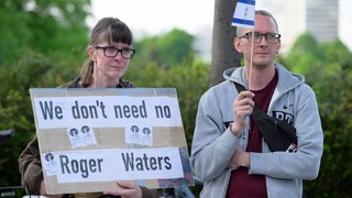 Menschen mit Schild
