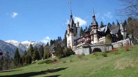 Schloss der rumänischen Stadt Sinai vor romantischer Bergkulisse