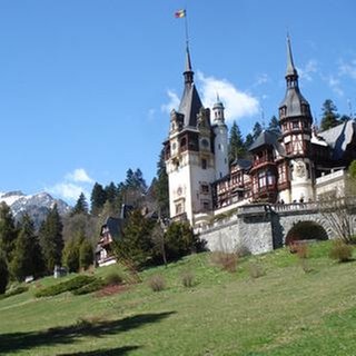 Schloss der rumänischen Stadt Sinai vor romantischer Bergkulisse