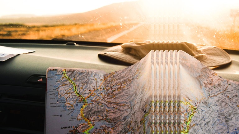 Eine Straßenkarte auf einer Autoarmatur