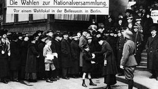 Wahlen zur verfassunggebenden Deutschen Nationalversammlung am 19.1.1919. Vor den Wahllokalen bildeten sich lange Schlangen. 82 Prozent der wahlberechtigten Frauen nahmen teil.