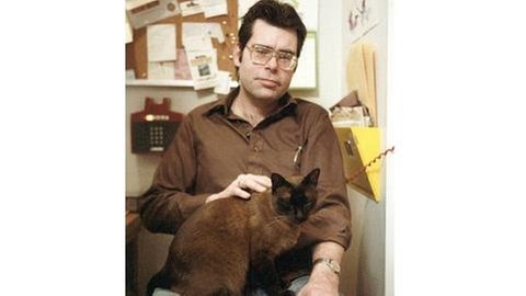 Horror-Schriftsteller Stephen King 1985 mit seiner Katze