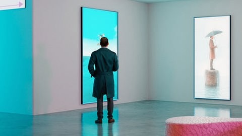 Ein Mann steht vor großen Spiegeln