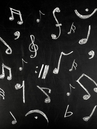 Noten in weißer Kreide auf eine schwarze Tafel gemalt