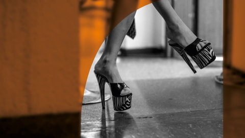 Beine mit aufälligen Plateau High Heels an den Füßen