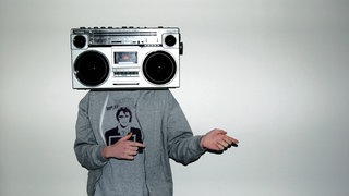 Jugendlicher mit einem Radiorecorder als Kopf