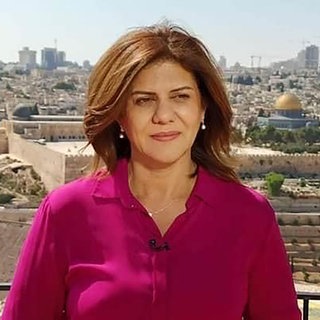 Shireen Abu Akleh  vor dem Felsendom in der Altstadt von Jerusalem