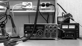 Widerstand in der DDR: illegale Piratenradios. Ein Sprechfunkgerät des Deutschen Amateur-Radio-Clubs e.V.