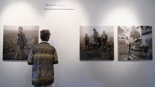 Nach dem erfolgreichen Kampf für eine Anerkennung treffen sich zum ersten Mal in der Schweizer Geschichte ehemalige Verdingkinder in der nationalen Gedenkstaette für Heim- und Verdingkinder in Muemliswil. Sie sind die letzten Zeuginnen und Zeugen dieses dunklenKapitel der Schweizer Geschichte.