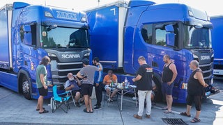 Ausbeutung auf der Autobahn, Lohndumping und Zwangsarbeit: Trucker aus Osteuropa streiken vor den LKWs.