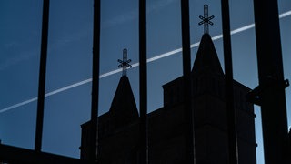 Symbolbild: Schatten der Vergangenheit. Siluette von zwei engstenden Kirchtürmen