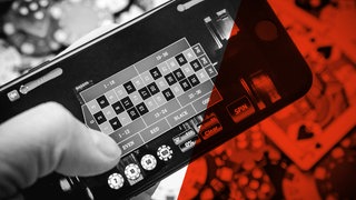 Blick auf Smartphone im Online-Casino. Mehr als 1,8 Millionen Niederländer gaben im Jahr 2018 an, ein kostenpflichtiges Online-Glücksspiel gespielt zu haben.