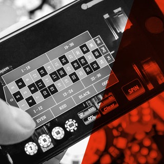 Blick auf Smartphone im Online-Casino. Mehr als 1,8 Millionen Niederländer gaben im Jahr 2018 an, ein kostenpflichtiges Online-Glücksspiel gespielt zu haben.