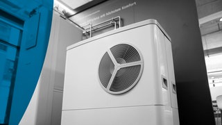 Eine Wärmepumpe von Stiebel Eltron steht in einem Ausstellungsraum in Berlin