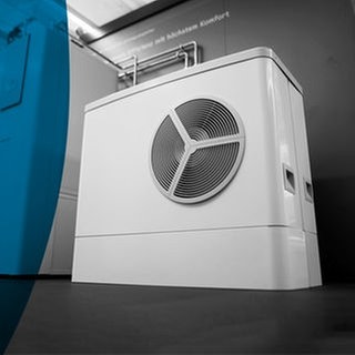 Eine Wärmepumpe von Stiebel Eltron steht in einem Ausstellungsraum in Berlin