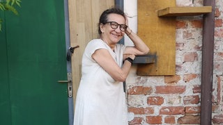 Die Sozialarbeiterin Maria vor ihrem „Kulturpalast“ in Praga, Warschau.