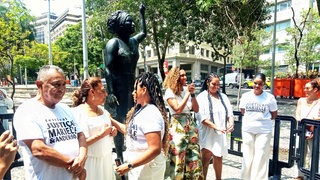 Demonstrierende vor der Statue von Marielle Franco in Rio de Janeiro 