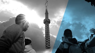 Passanten und Gemeindemitglieder beobachten am Sonntag (06.09.2009) das Aufstellen der neu gestalteten Minarette an der Centrum-Moschee im Stadtteil St. Georg in Hamburg. In einer spektakulären Aktion hatte der Hamburger Künstler Boran Burchhardt die zwei 20 Meter hohen und 7,5 Tonnen schweren Türme zum Kunstprojekt erklärt und in den vergangenen Wochen mit grünen Sechsecken bemalt. 