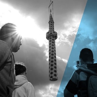 Passanten und Gemeindemitglieder beobachten am Sonntag (06.09.2009) das Aufstellen der neu gestalteten Minarette an der Centrum-Moschee im Stadtteil St. Georg in Hamburg. In einer spektakulären Aktion hatte der Hamburger Künstler Boran Burchhardt die zwei 20 Meter hohen und 7,5 Tonnen schweren Türme zum Kunstprojekt erklärt und in den vergangenen Wochen mit grünen Sechsecken bemalt. 
