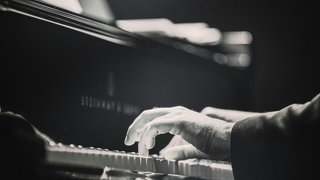 Hände auf einem Klavier