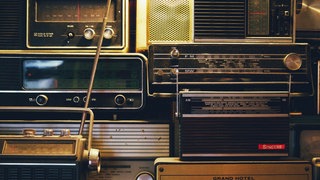 verschiedene Radios übereinander gestellt