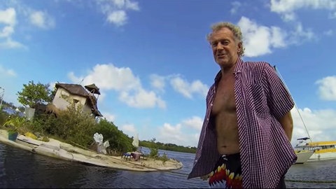 Richart Sowa vor seiner Insel