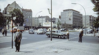 Menschen auf der Straße in Berlin 50er Jahre